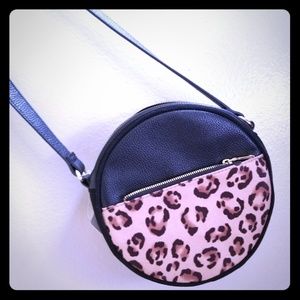 Round shoulder bag